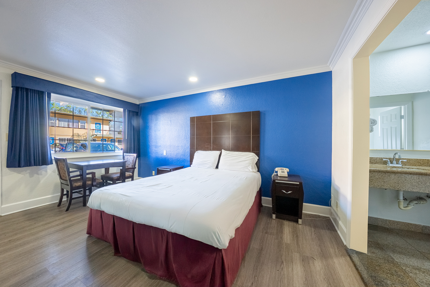 1 Queen Bed
