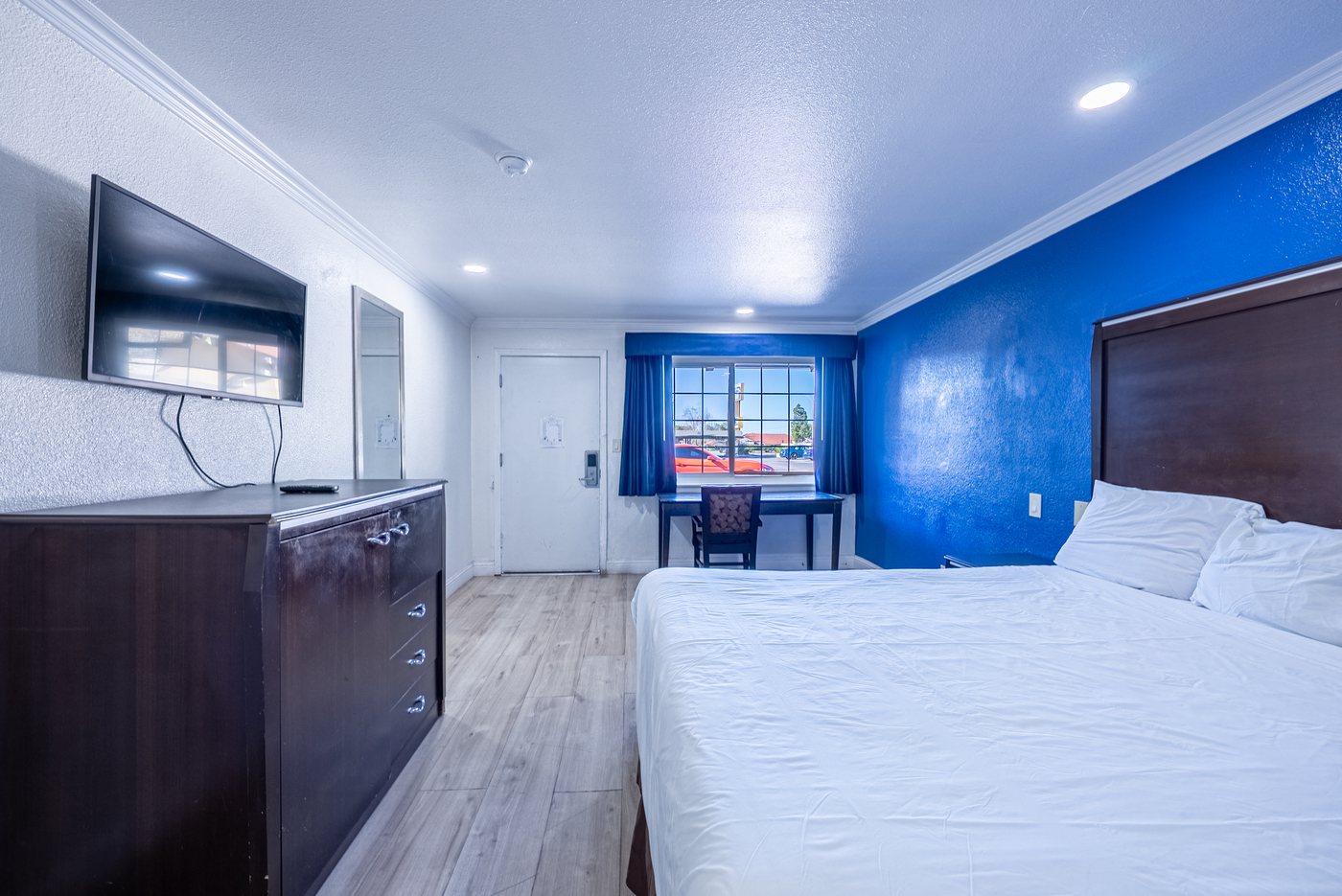1 King Bed