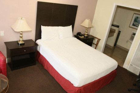 Town and Country Inn - Queen Bed Guestroom 