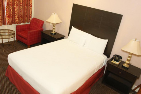 Town and Country Inn - Guestroom 2