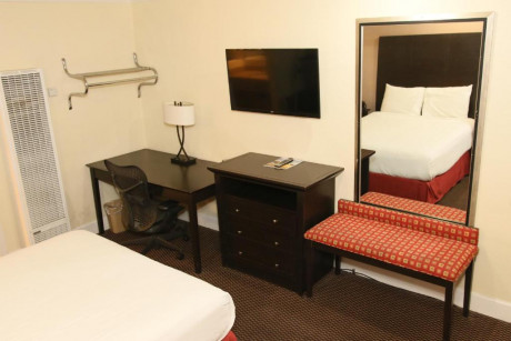 Town and Country Inn - Guestroom With Amenities 3