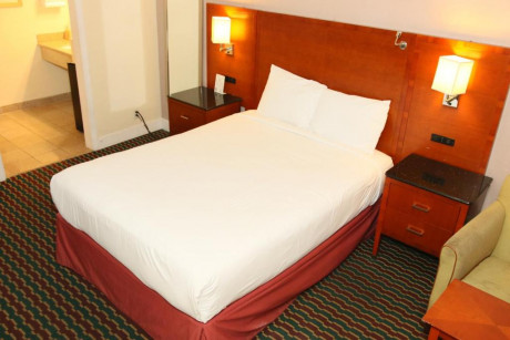 Town and Country Inn - Guestroom 3