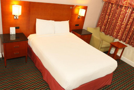 Town and Country Inn - Guestroom 4