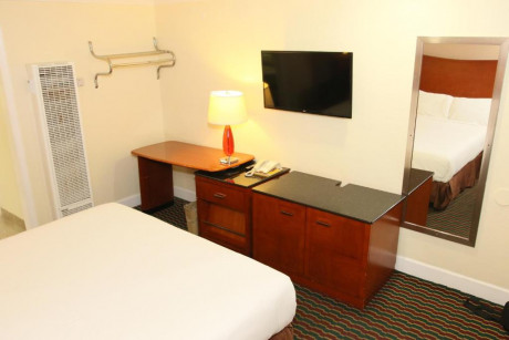 Town and Country Inn - Guestroom With Amenities 2