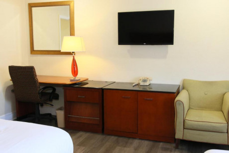 Town and Country Inn - 2 Bed Guestroom With Amenities 2