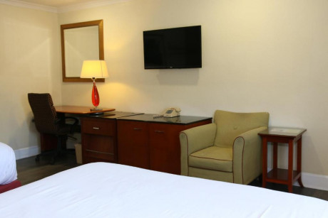Town and Country Inn - 2 Bed Guestroom With Amenities 3