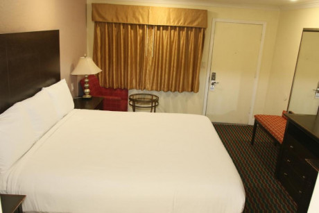 Town and Country Inn - King Guestroom 2
