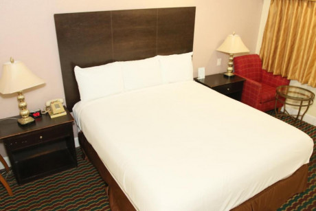 Town and Country Inn - King Guestroom 3