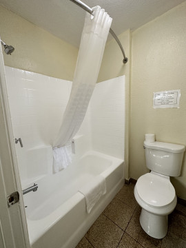 Town and Country Inn - Bathroom