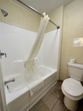 Town and Country Inn - Bathroom 3