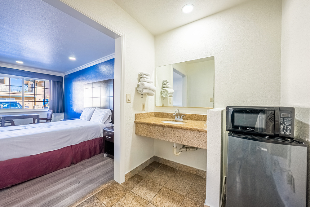T & C Inn - Guestroom