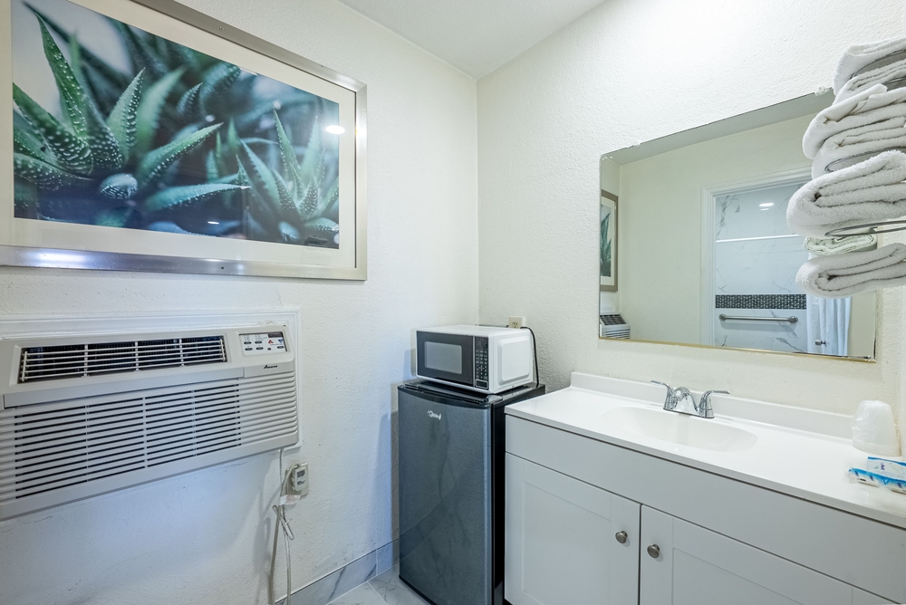 T & C Inn - Vanity
