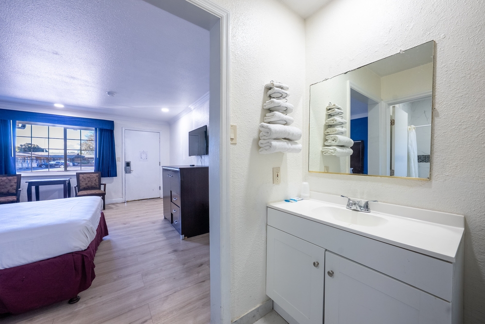 T & C Inn - Guestroom
