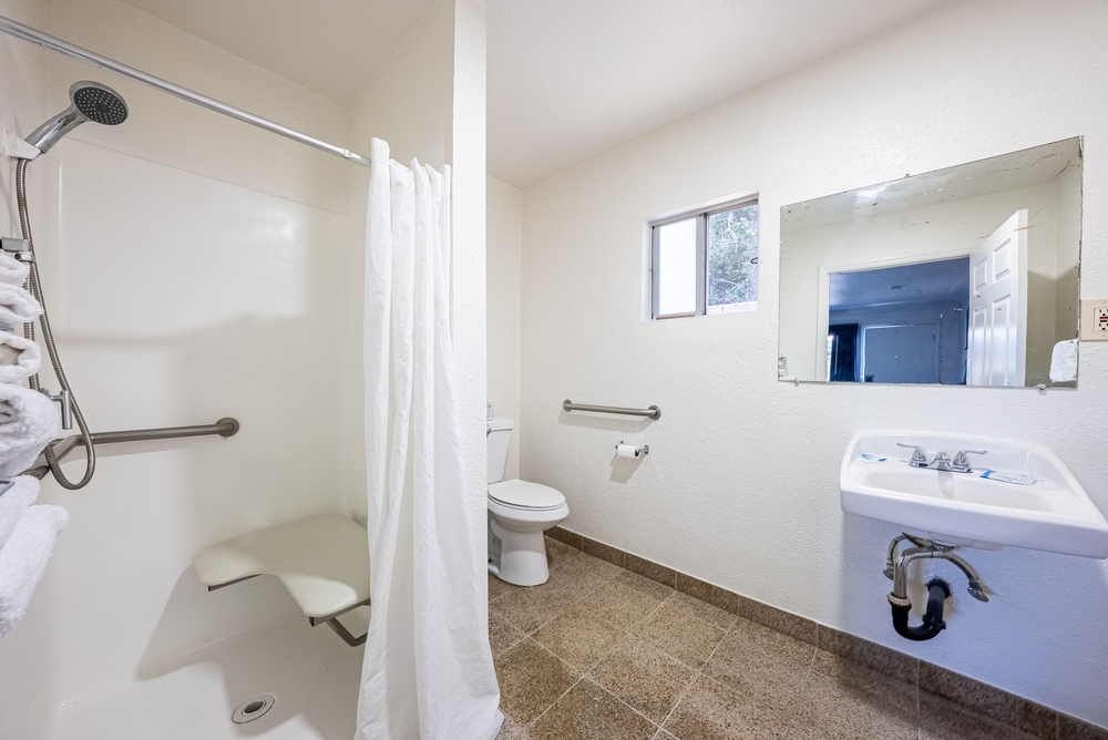 T & C Inn - Bathroom