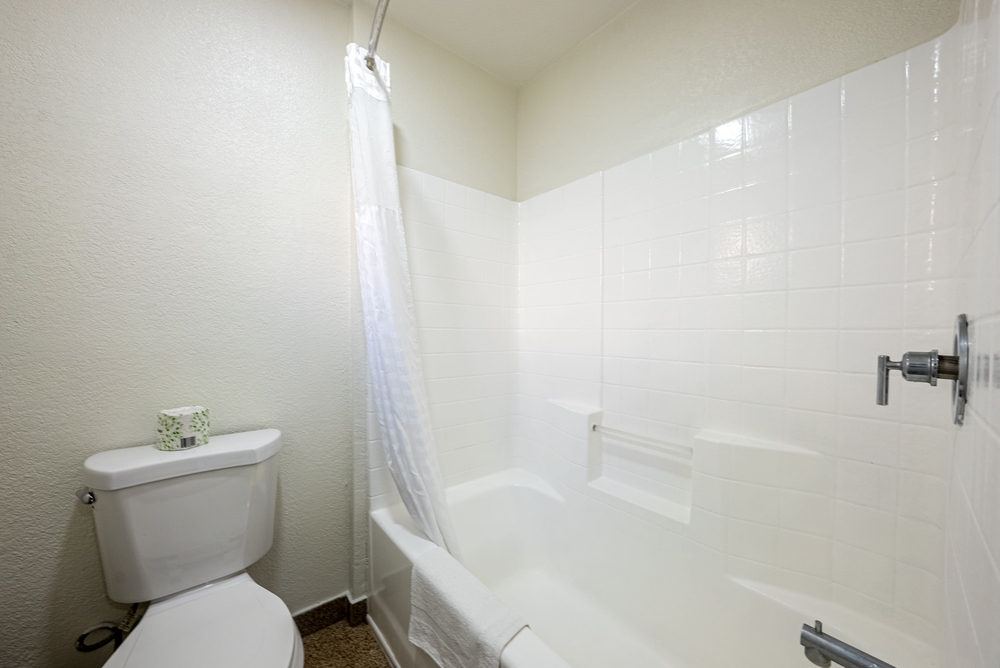 T & C Inn - Bathroom