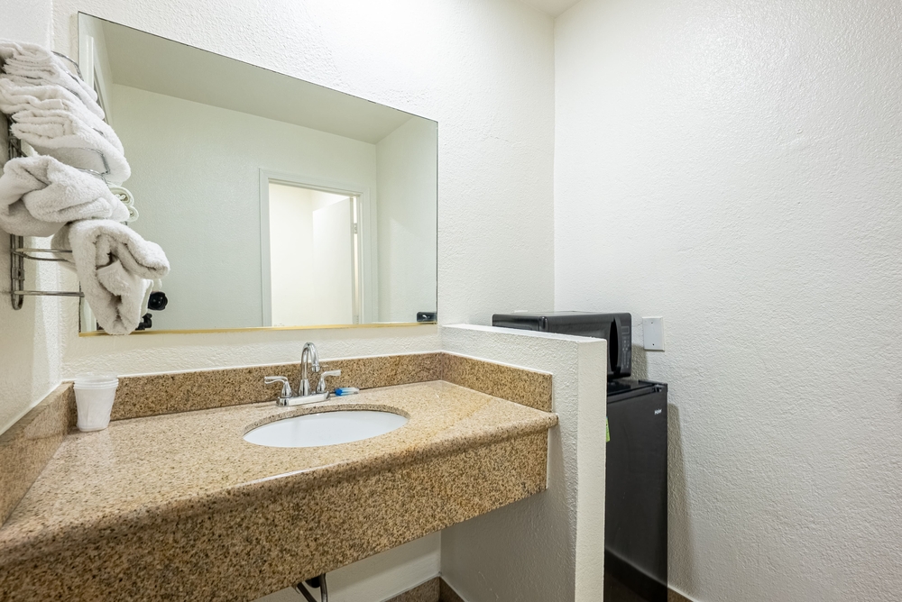 T & C Inn - Bathroom