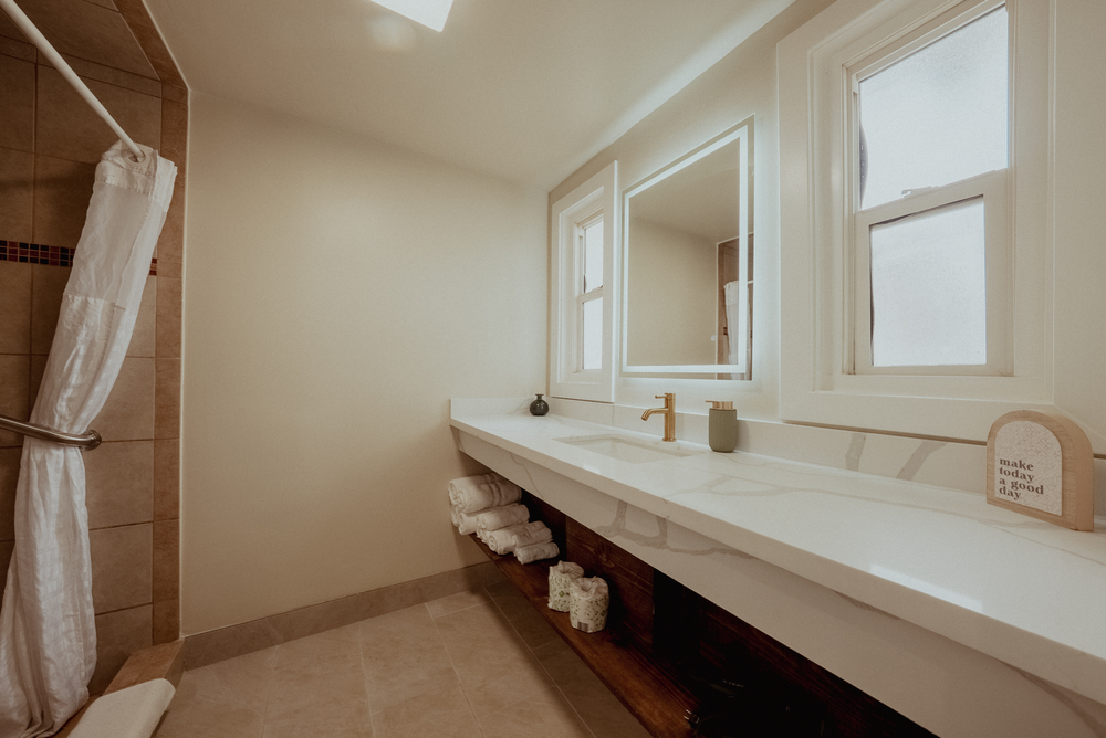 T & C Inn - Suite