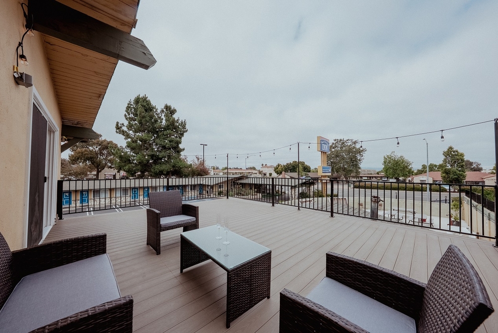 T & C Inn - Balcony